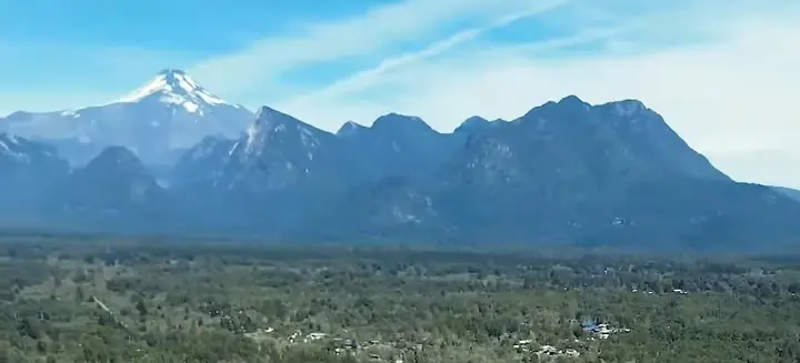 Volcán nevado y cordillera vistos desde un dron